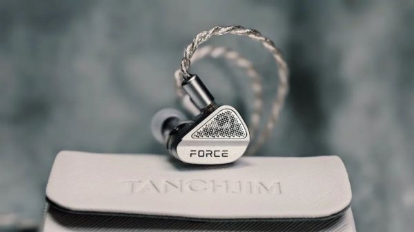 专业的股票配资价格 天使吉米TANCHJIM FORCE是一款颜值技术和听感都足够独特的双动圈耳塞